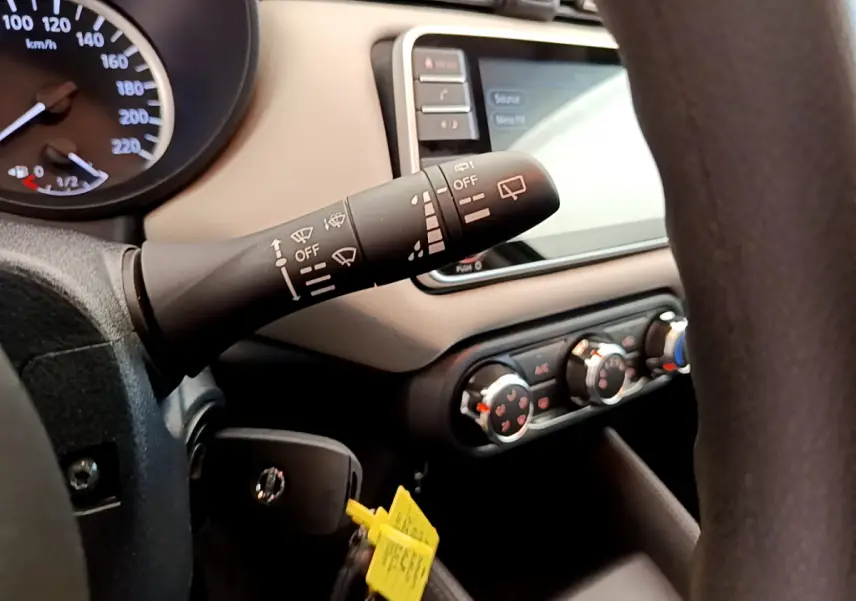 Gros plan intérieur sur la commande d’essuie-glace et le tableau de bord de la Nissan Micra IG-T 92 Acenta 2022.