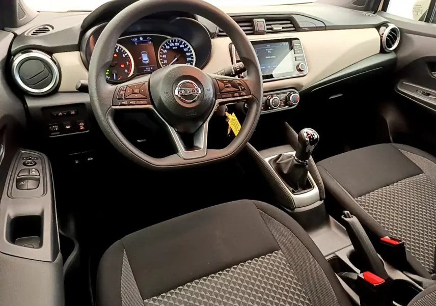 Intérieur de la Nissan Micra IG-T 92 Acenta 2022, vue du poste de conduite avec volant multifonctions et boîte manuelle.