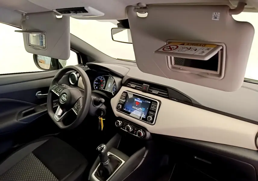 Intérieur de la Nissan Micra IG-T 92 Acenta 2022, vue côté conducteur, tableau de bord beige et écran tactile central.
