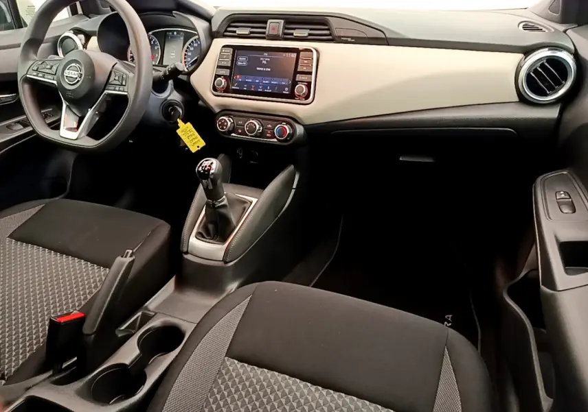Intérieur de la Nissan Micra IG-T 92 Acenta 2022, vue côté conducteur, tableau de bord clair et volant multifonctions.