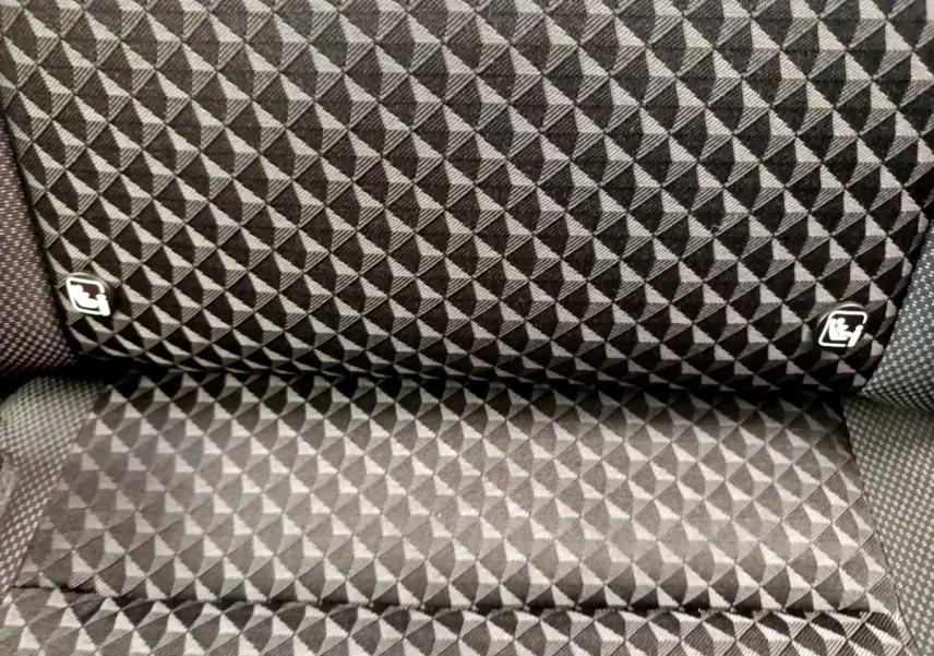 Gros plan sur la banquette arrière à motifs géométriques noirs et gris de la Nissan Micra IG-T 92 Acenta 2022.