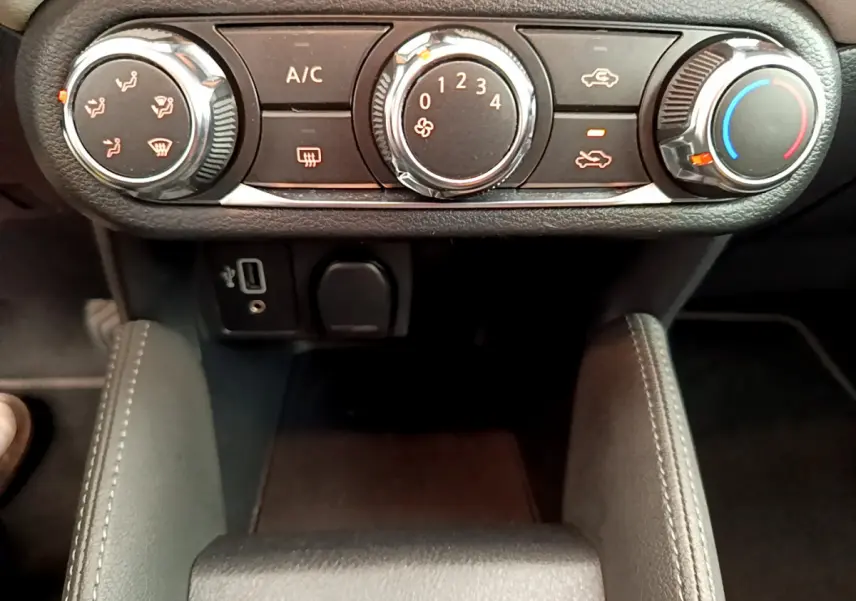 Vue rapprochée des commandes de climatisation et prises USB de la Nissan Micra IG-T 92 Acenta 2022.