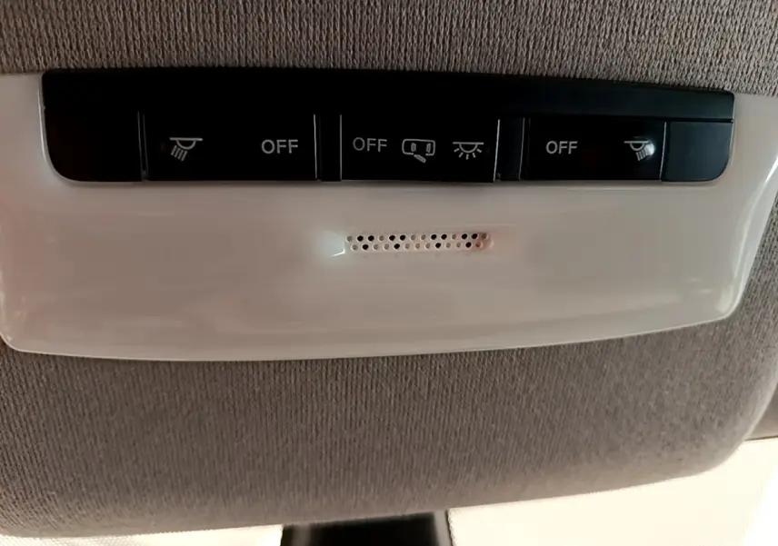 Panneau de commandes d'éclairage intérieur noir et blanc sur plafond tissu de Nissan Micra IG-T 92 Acenta 2022.