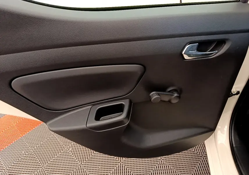 Porte intérieure côté gauche noire avec poignée manuelle sur Nissan Micra IG-T 92 Acenta blanc 2022.