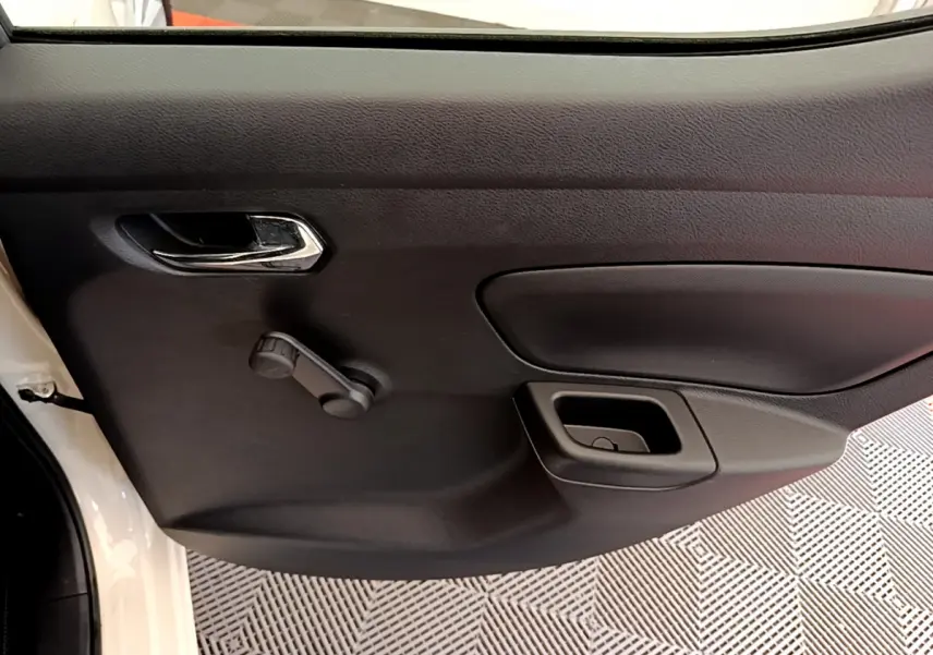 Vue intérieure du panneau de porte côté gauche noir d'une Nissan Micra IG-T 92 Acenta blanche 2022.