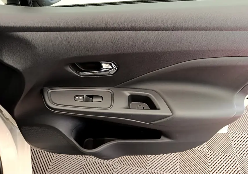 Panneau de porte côté gauche noir de la Nissan Micra IG-T 92 Acenta 2022 avec commandes de vitre et poignée chrome.