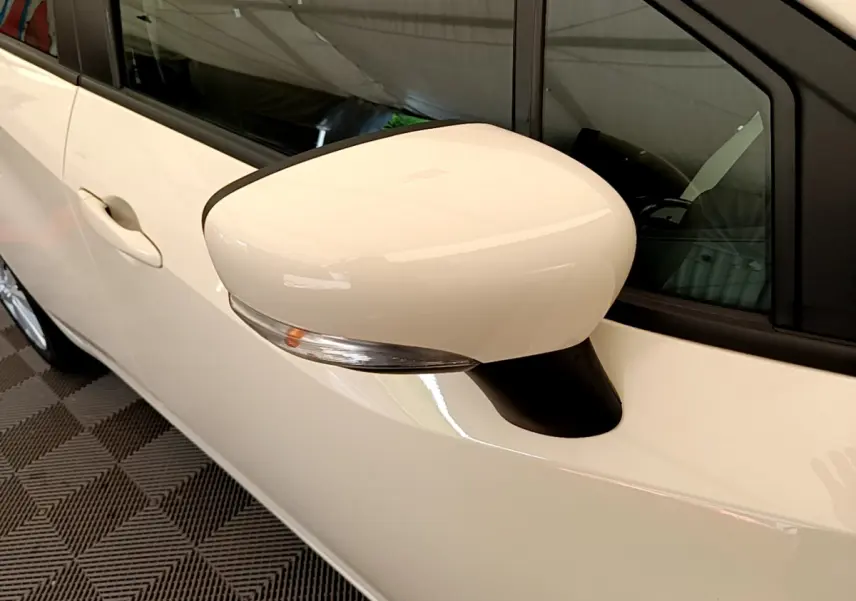Rétroviseur blanc côté gauche de la Nissan Micra IG-T 92 Acenta 2022 avec clignotant intégré, vue rapprochée.