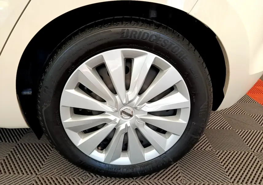 Gros plan sur la roue avant droite blanche d'une Nissan Micra 2022 avec jante argentée et pneu Bridgestone.