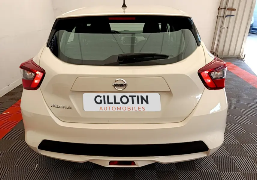 Vue arrière d'une Nissan Micra blanche 2022 avec feux arrière LED et plaque d'immatriculation GILLOTIN AUTOMOBILES.
