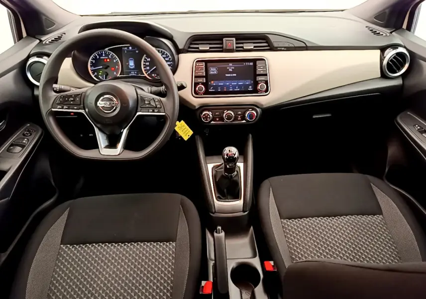 Intérieur de la Nissan Micra IG-T 92 Acenta 2022, vue frontale du tableau de bord et volant noir avec écran tactile central.