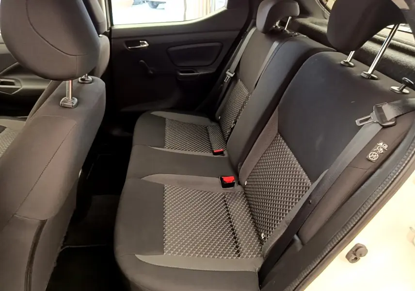 Vue intérieure arrière droite des sièges tissu gris à motifs géométriques de la Nissan Micra IG-T 92 Acenta blanche 2022