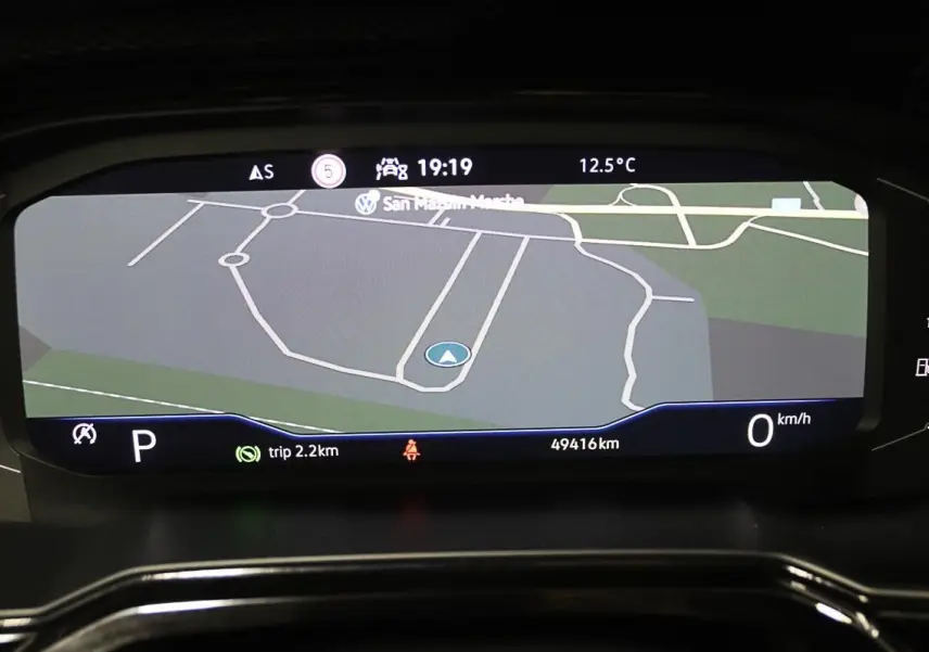 Affichage du Virtual Cockpit de la Volkswagen Polo 2022 montrant la navigation GPS et les informations de conduite.