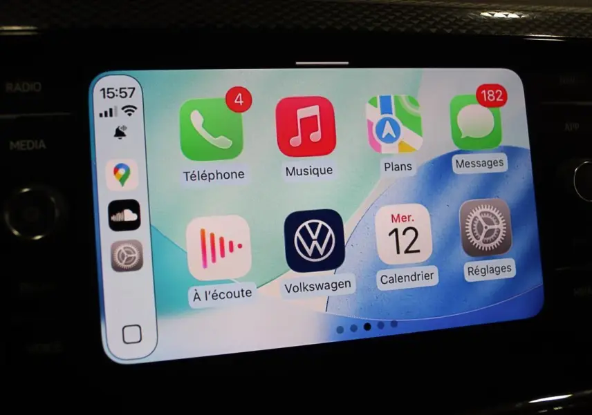 Écran tactile central de Volkswagen Polo 2022 noir affichant Apple CarPlay avec icônes d'applications colorées.