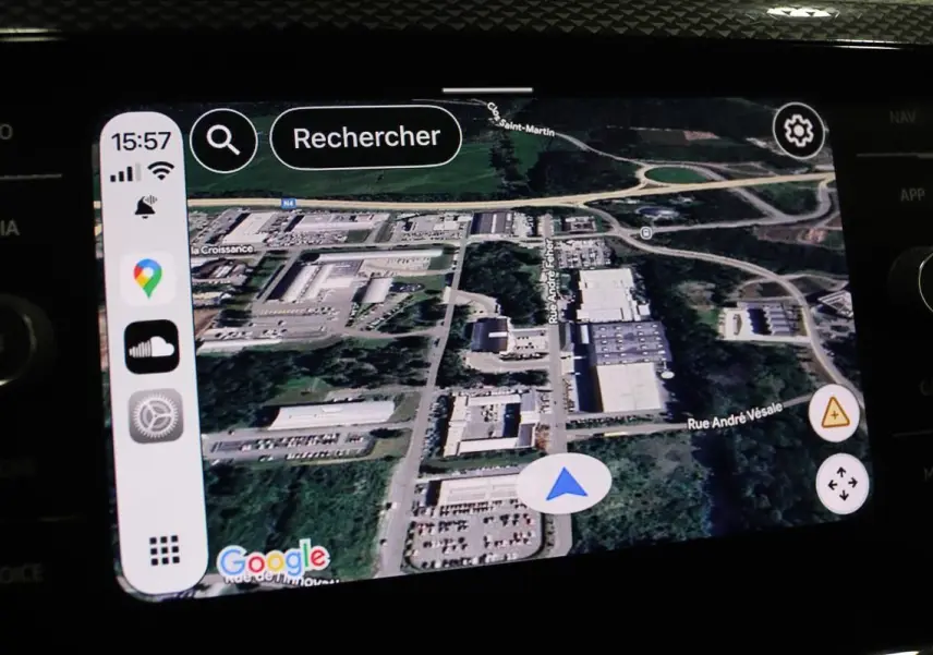 Écran tactile du système de navigation Google Maps dans une Volkswagen Polo noire, vue rapprochée du tableau de bord.