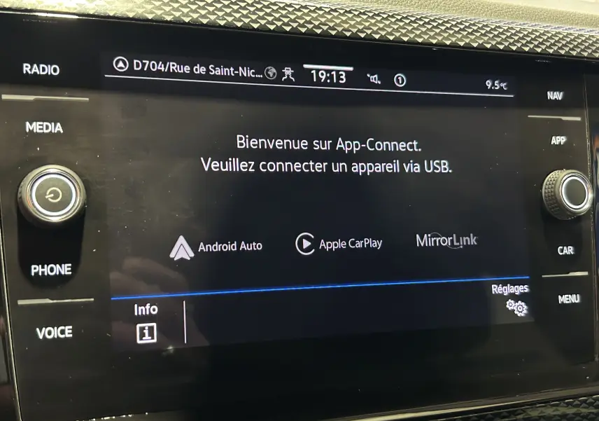Écran tactile central de la Volkswagen Polo 2022 affichant l'interface App-Connect avec options Android Auto et Apple CarPlay.