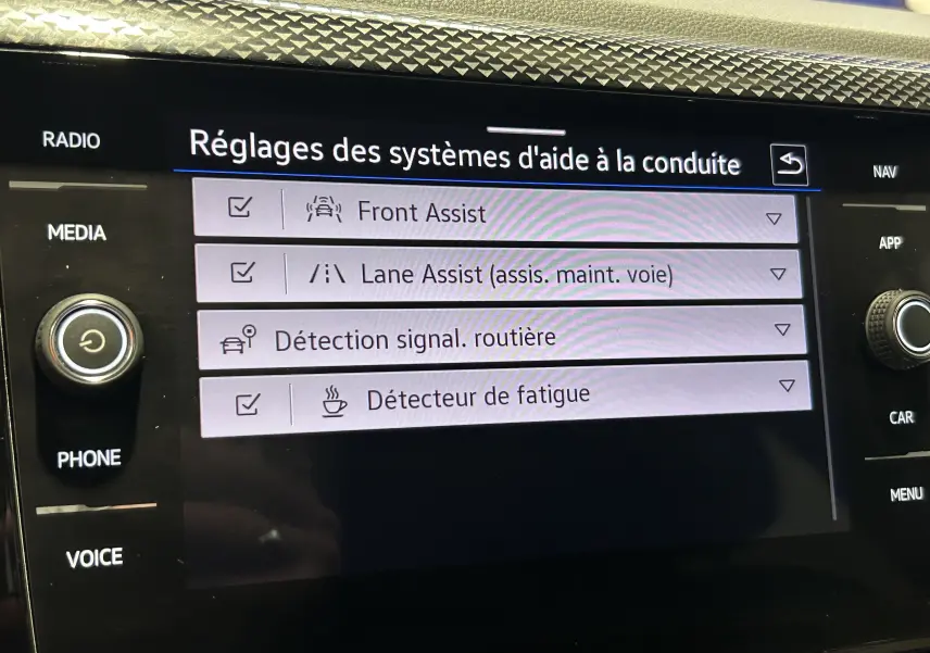 Écran tactile central de la Volkswagen Polo 2022 affichant les réglages des aides à la conduite, vue rapprochée intérieure.