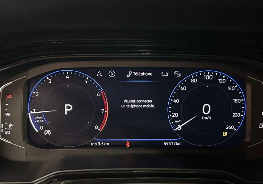 Tableau de bord numérique Virtual Cockpit de Volkswagen Polo 2022 affichant vitesse à 0 km/h et message de connexion téléphone.