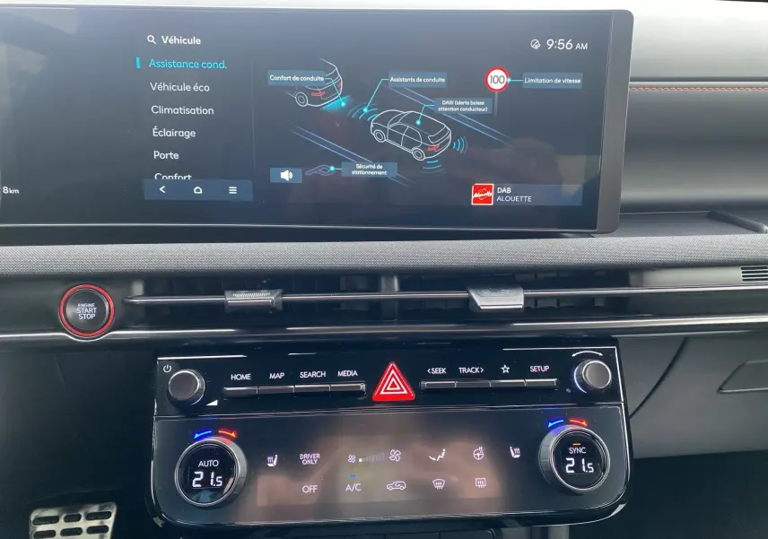 Vue rapprochée de la console centrale du Hyundai Tucson 2026, écran tactile et commandes climatisation visibles.