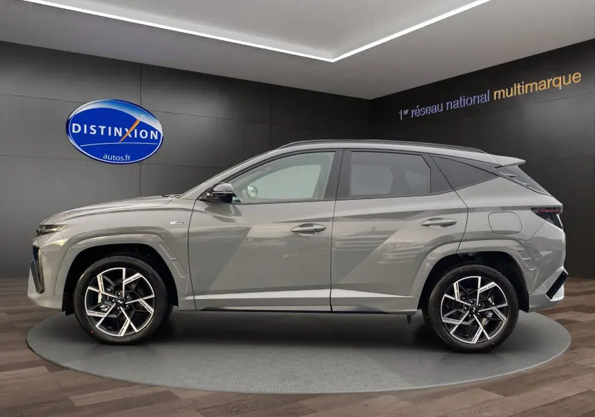 Vue de profil côté gauche d'un Hyundai Tucson 2026 gris Shadow avec jantes alu 19 pouces et badge N Line visible.