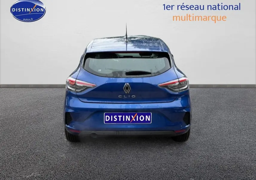 Vue arrière d'une Renault Clio V bleu iron garée sur sol gris, avec feux arrière LED et logo Renault visible.