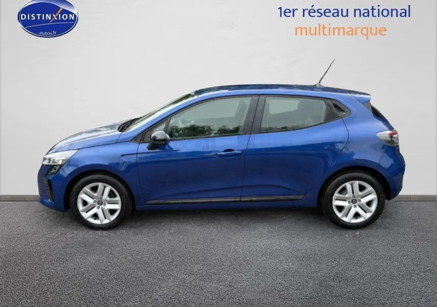Profil côté gauche d'une Renault Clio V bleu iron 2026 avec jantes alliage et feux arrière LED visibles.