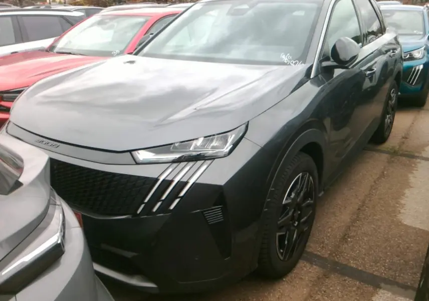 Peugeot 3008 gris foncé en 3/4 avant droit, avec jantes alliage 19'' diamantées noir brillant et peinture métallisée.