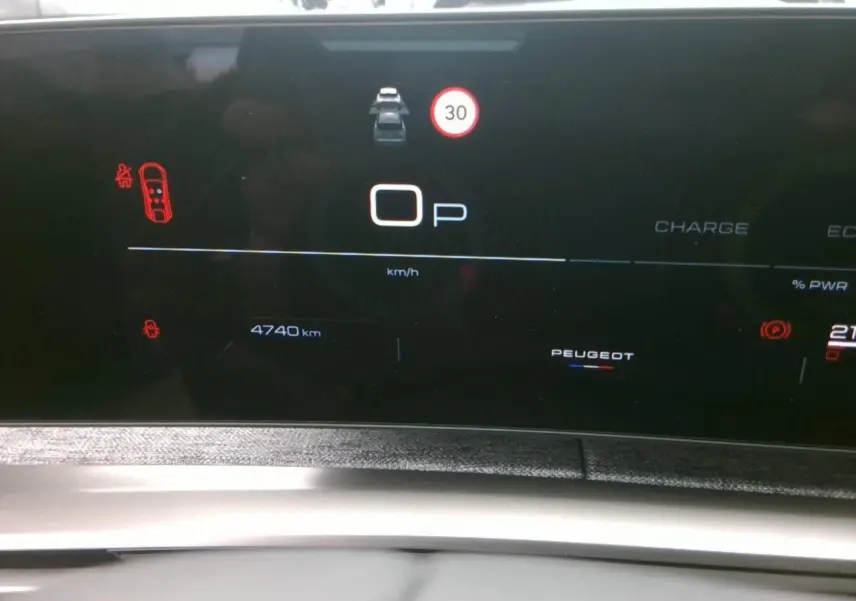 Affichage numérique du tableau de bord du Peugeot 3008 hybride 2025, montrant la vitesse à 0 km/h et le compteur à 4740 km.