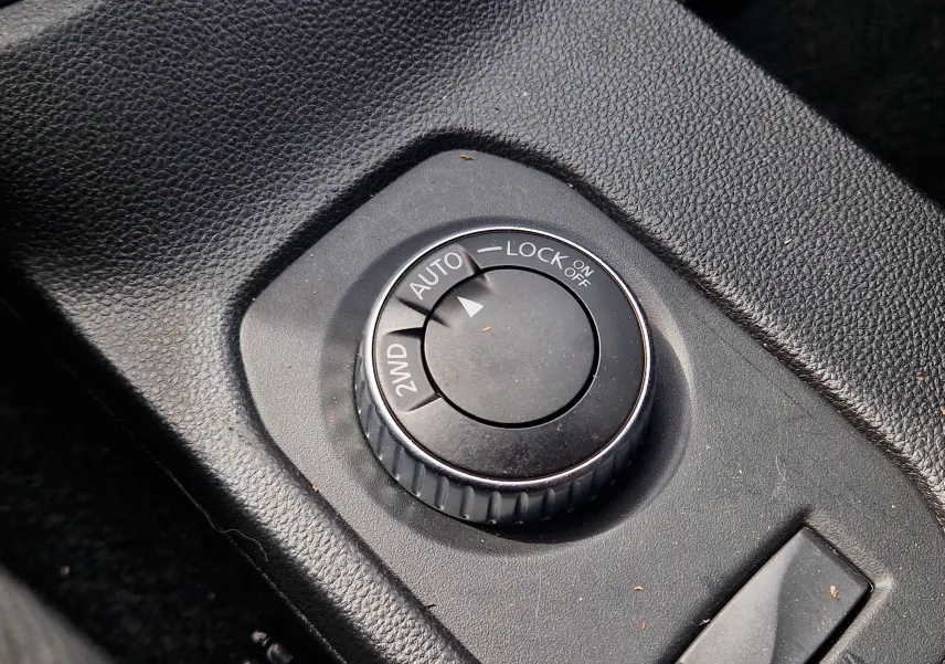 Gros plan sur le sélecteur de mode 4x4 du Dacia Duster 2023, bouton rotatif avec options 2WD, Auto et Lock.