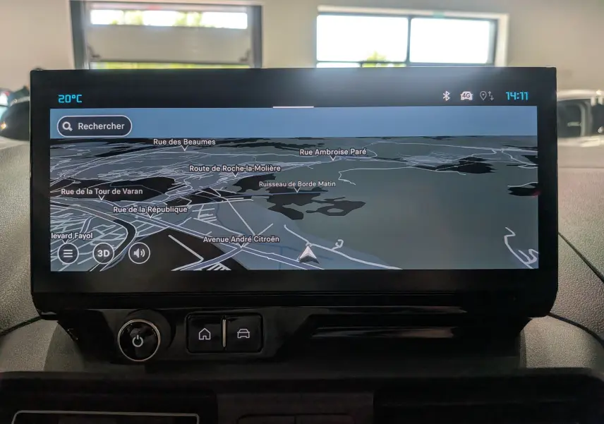Écran tactile central du Citroën Berlingo 2025 blanc, affichant la navigation GPS en vue 3D avec commandes en dessous.