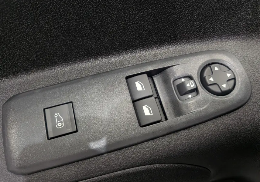 Panneau de commandes des vitres et rétroviseurs côté conducteur du Citroën Berlingo blanc 2025, vue rapprochée.