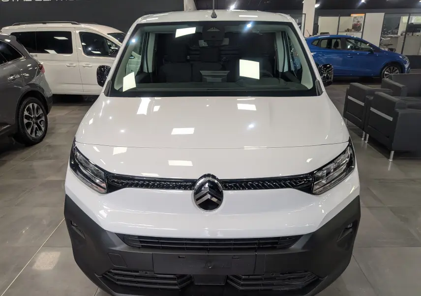 Vue frontale d’un Citroën Berlingo blanc 2025 avec calandre noire et pare-chocs avant contrasté en noir mat.