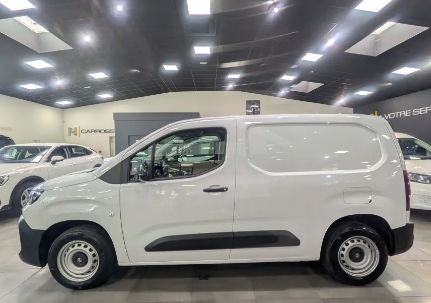 Vue de profil côté gauche du Citroën Berlingo Van blanc 2025 avec roues acier et protections latérales noires.