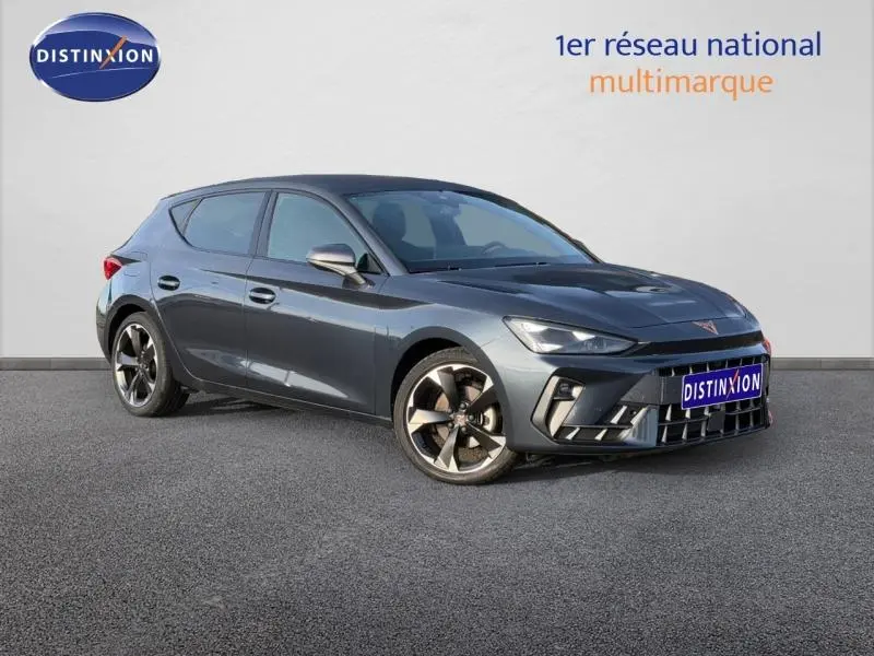 SEAT Leon 1.5 eTSI Hybrid gris magnétique métallisé en vue 3/4 avant droit avec jantes distinctives.
