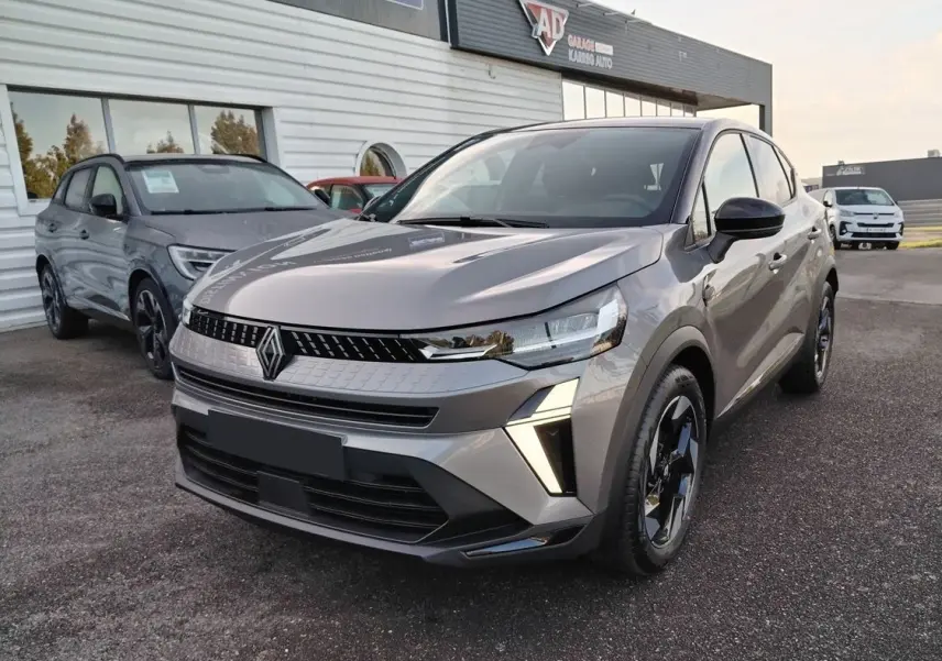 Renault Captur E-Tech Full Hybrid 160ch en gris Cassiopée avec toit noir, vue 3/4 avant droit, jantes biton noir visibles.