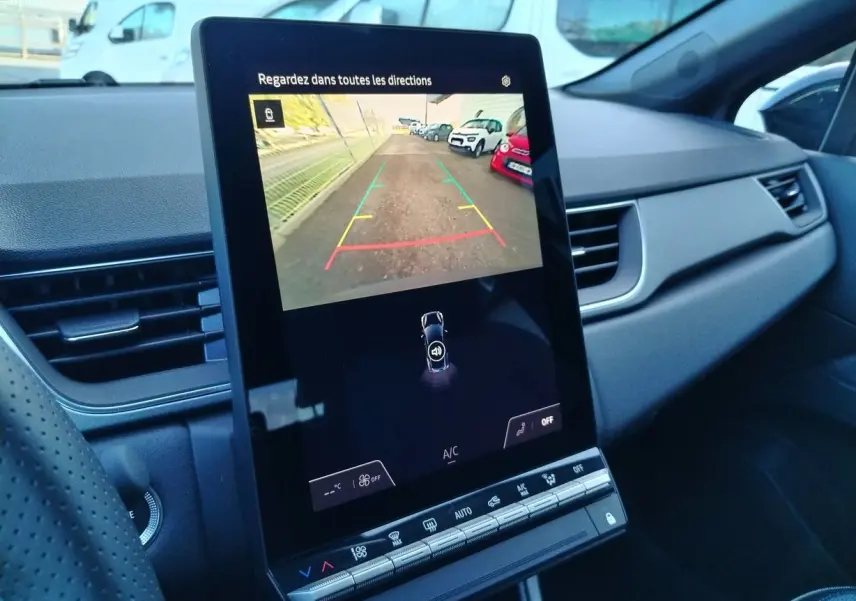 Écran tactile central affichant la caméra de recul dans l'habitacle gris du Renault Captur E-Tech 2025.