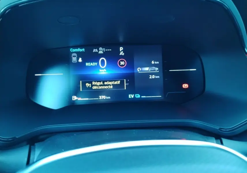 Tableau de bord numérique du Renault Captur E-Tech 2025 affichant vitesse, autonomie et alertes en mode confort.