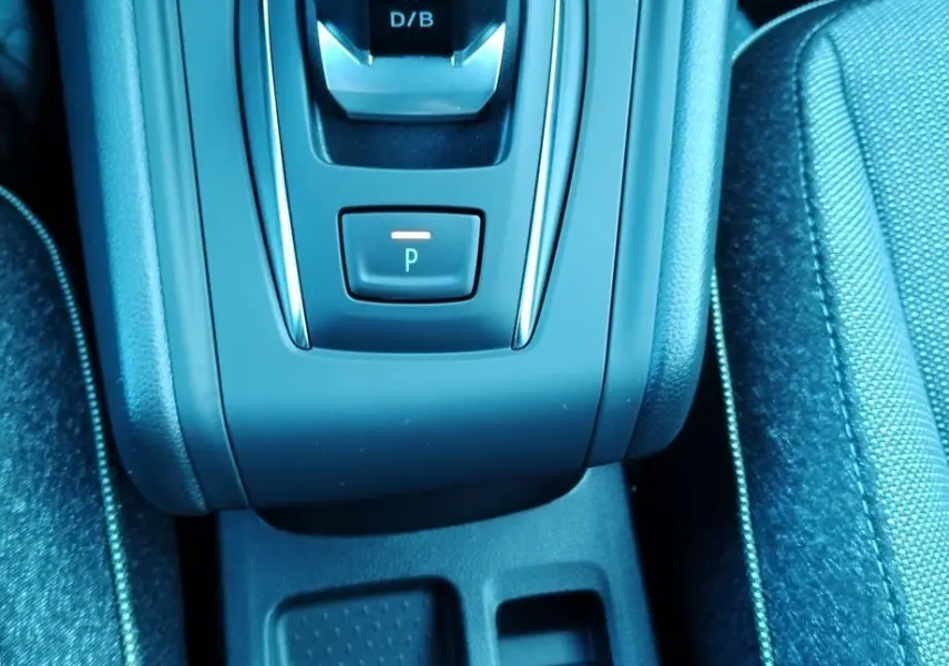 Vue plongeante sur la console centrale du Renault Captur E-Tech gris cassiopée, avec levier de vitesses automatique et frein à main électronique.