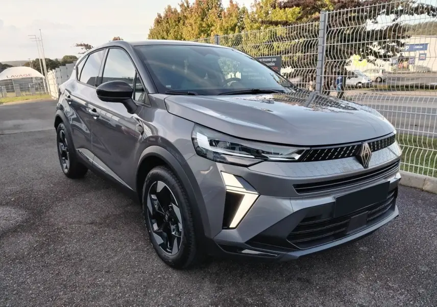 Renault Captur E-Tech gris Cassiopée toit noir en 3/4 avant droit avec feux LED et jantes biton noires.
