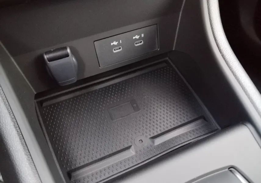 Gros plan sur la console centrale du Renault Captur 2025, montrant deux ports USB-C et un espace de rangement noir texturé.