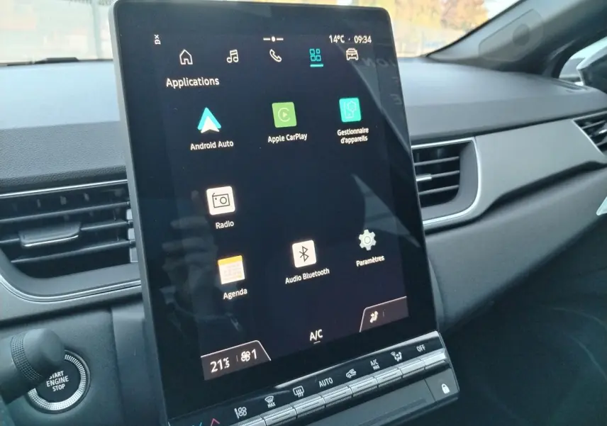 Écran tactile central du tableau de bord du Renault Captur hybride 2025, affichant les applications connectées.