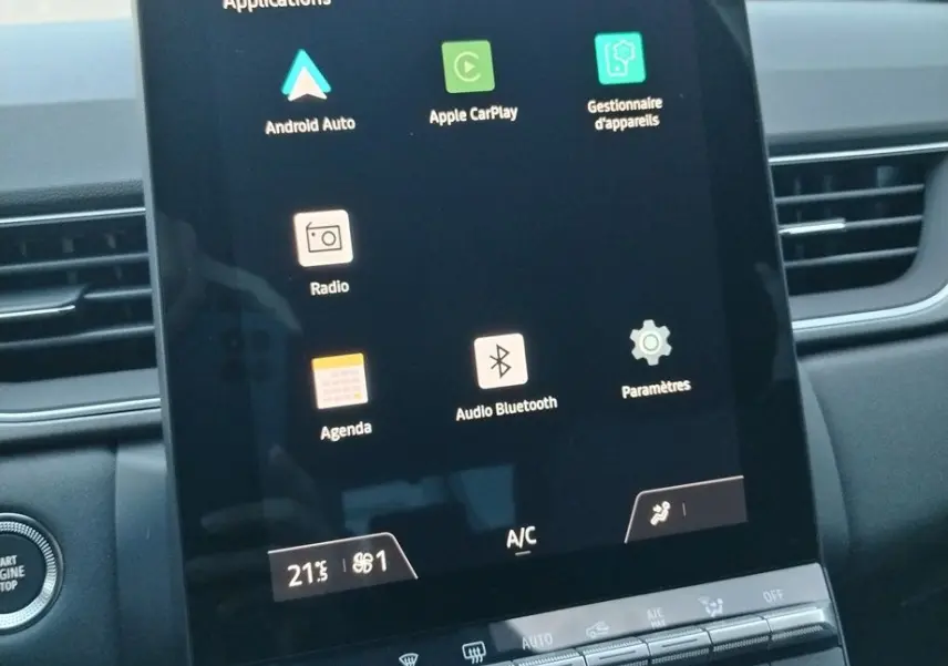 Écran tactile central du Renault Captur E-Tech gris cassiopée avec toit noir, affichant les applications connectées.