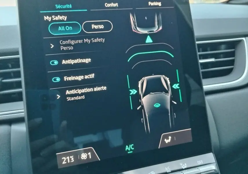 Écran tactile central du Renault Captur E-Tech gris cassiopée, affichant les aides à la conduite et la climatisation.