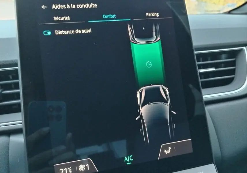 Écran tactile central du Renault Captur 2025 affichant les aides à la conduite et la climatisation intérieure.