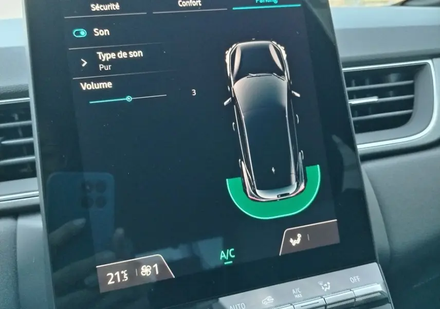 Écran tactile central du Renault Captur E-Tech Hybrid 2025 affichant les aides à la conduite et le mode parking.