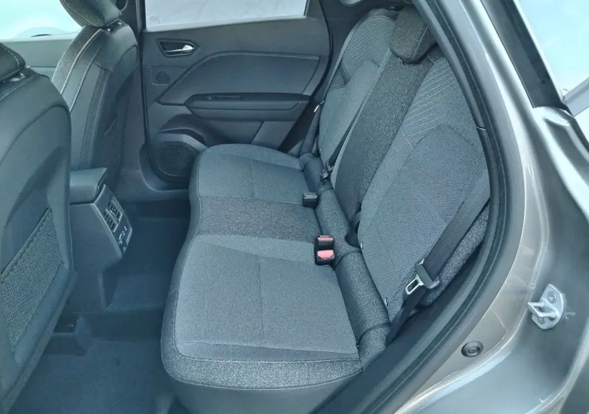 Vue intérieure côté droit des sièges arrière gris tissu du Renault Captur E-Tech Full Hybrid 160ch 2025 avec portières ouvertes.