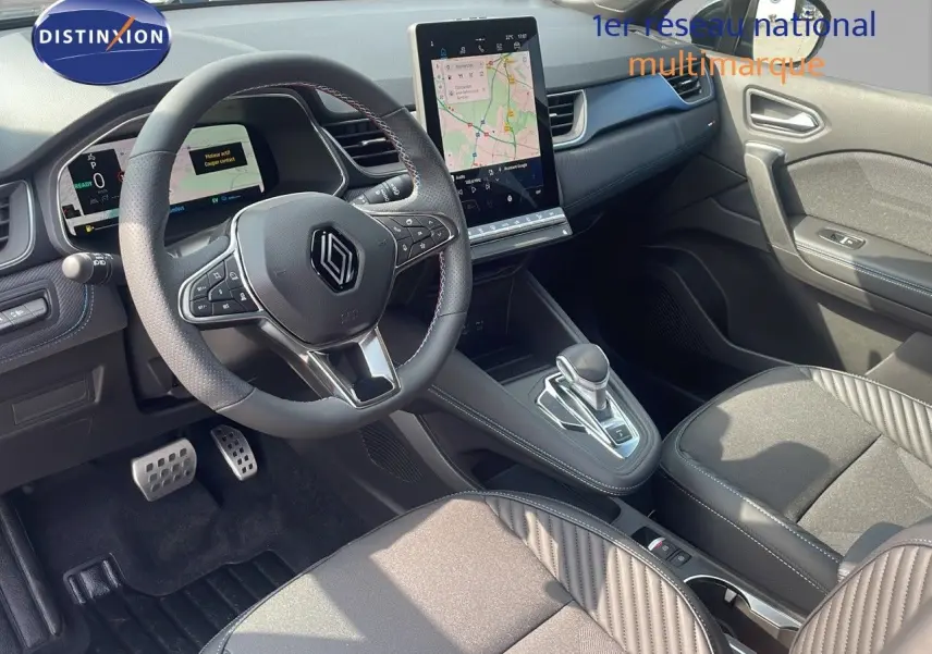 Intérieur du Renault Captur E-Tech hybride 2025, vue côté conducteur, tableau de bord moderne avec écran tactile vertical.