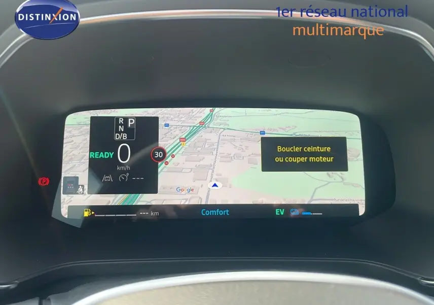 Affichage numérique du tableau de bord du Renault Captur E-Tech hybride, avec navigation et alertes de sécurité visibles.