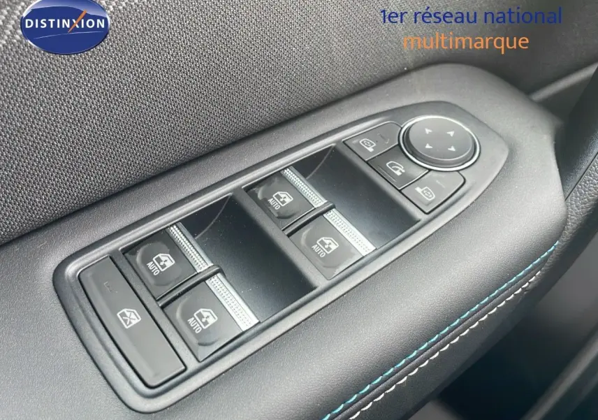 Gros plan sur les commandes des vitres électriques et réglages des rétroviseurs côté conducteur du Renault Captur gris cassiopée 2025.