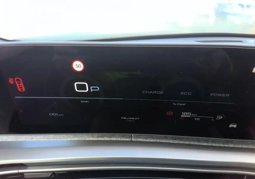 Tableau de bord numérique du Peugeot 3008 hybride 2025, affichage vitesse, autonomie et modes charge, éco, puissance.