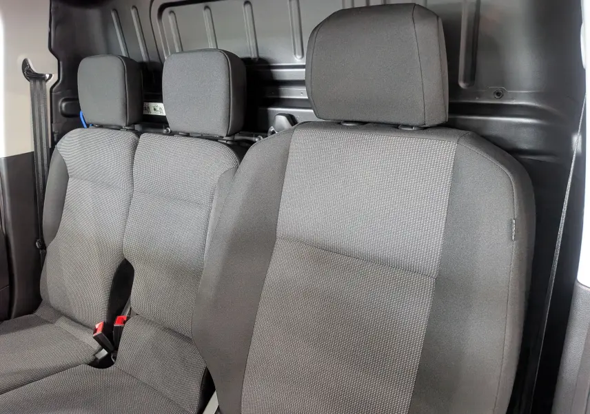 Vue intérieure rapprochée des sièges avant et milieu gris du Citroën Berlingo Van blanc 2025, version diesel.